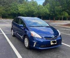 Toyota prius V 2014