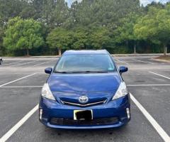 Toyota prius V 2014