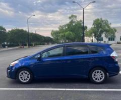 Toyota prius V 2014